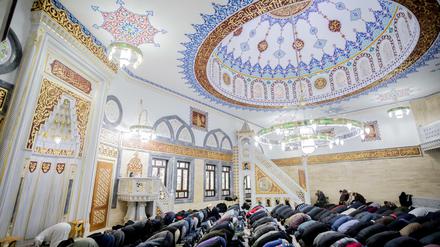 Gläubige in der Mevlana-Moschee in Berlin-Kreuzberg, die 2014 nach einem Brandanschlag ausgebrannt war.