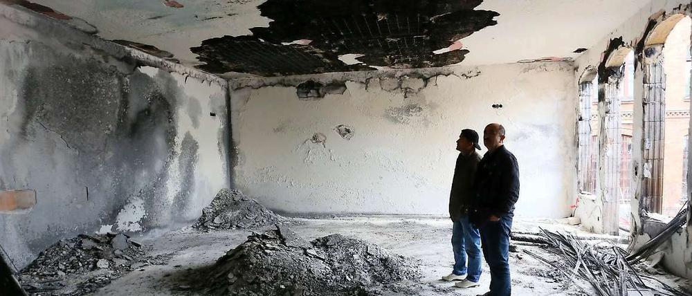 Ein ausgebrannter Raum der Moschee. Zunächst hatte die Polizei einen Anschlag ausgeschlossen, sich aber später korrigiert.