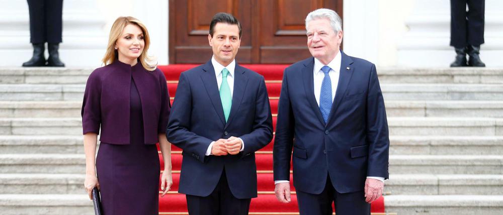Mexikos Präsident Enrique Pena Nieto und seine Frau Angelica Rivera werden am 11. April 2016 von Bundespräsident Joachim Gauck empfangen.