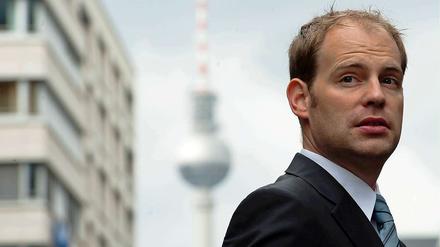 „Für den Berliner Wahlkampf gibt es erst einmal keine Konsequenzen“, sagte Christoph Meyer, FDP-Spitzenkandidat für die Wahl in Berlin, dem Tagesspiegel. Die Partei sei in „Schlagdistanz zur Fünf-Prozent-Hürde“. Nun müsse es darum gehen, die Unentschlossenen zu motivieren. „Wir sind die einzige Partei in Berlin für diejenigen, die morgens aufstehen und zur Arbeit gehen oder mal gegangen sind“, sagte Meyer.