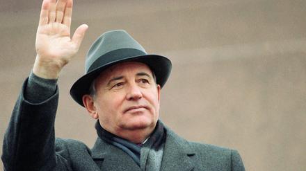 Michail Gorbatschow, damals sowjetischerrr Präsident, winkt von der Tribüne des Roten Platzes während einer Feier zum Tag der Revolution. Er starb am Dienstagabend im Alter von 91 Jahren in Moskau. 