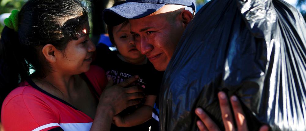 Über viele Grenzen: Ein Auswanderer in El Salvador nimmt Abschied von seiner Familie, bevor er sich der Karawane der Migranten Richtung USA anschließt.