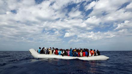 Flüchtlinge in einem Schlauchboot auf dem Mittelmeer.