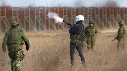Ein griechischer Soldat feuert eine Tränengaspatrone ab.