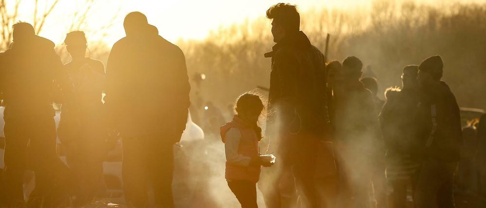 Migranten auf einem Feld an der Grenze zwischen Griechenland und der Türkei