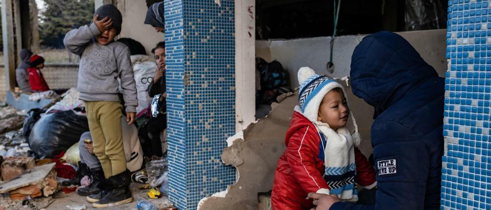 Flüchtlinge suchen an der türkisch-griechischen Grenze Zuflucht in einem verlassenen Gebäude.