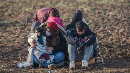 Hoffen auf Europas Hilfe: Die Flüchtlinge warten auf der türkischen Seite der Grenze zu Griechenland.