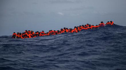 Migranten auf dem Mittelmeer, ungefähr 15 Meilen nördlich von Sabratha, Libyen, warten darauf, von Helfern gerettet zu werden.