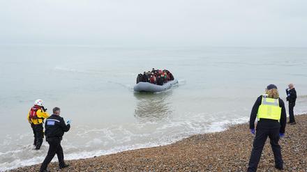 Ein Boot mit Flüchtlingen kommt in England an. (Archivbild)