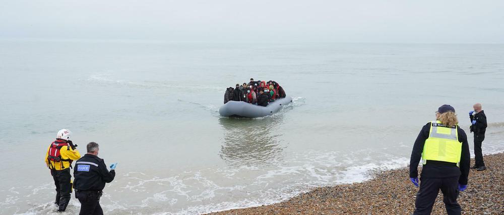 Ein Boot kommt in Großbritannien an, viele andere schaffen die Überfahrt nicht.