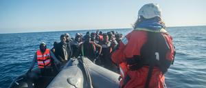Mitarbeiter der deutschen Hilfsorganisation Sea-Watch retten Flüchtlinge von einem Gummiboot in internationalen Gewässern. Etwa 60 Menschen sind nördlich der libyschen Gewässer an Bord genommen worden, teilte die Organisation auf Twitter mit.