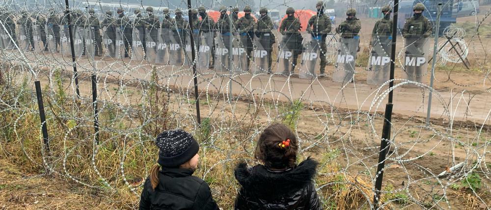 Kinder stehen in einem Flüchtlingslager nahe der belarussisch-polnischen Grenze.