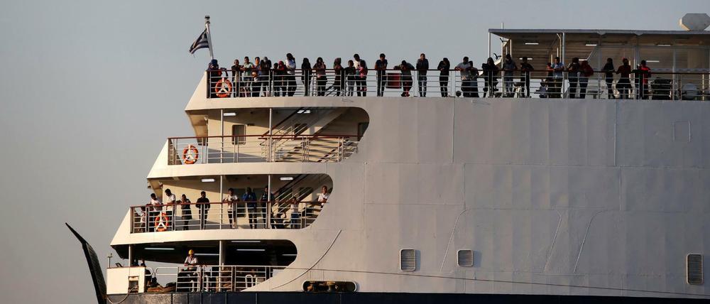 Migranten und Flüchtlinge auf dem Schiff „Aqua Blue“ erreichen den Hafen von Thessaloniki.