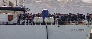 Migranten aus Tunesien kommen in Porto Empedocle an Bord von zwei Militärschiffen an.