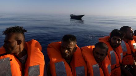 Migranten werden von Freiwilligen des Rettungsschiffs „Ocean Viking“ geholt.