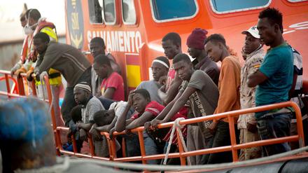 Migranten kommen auf einem Rettungsboot im Hafen von Malaga an.