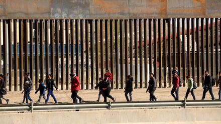 Migranten an der texanisch-amerikanischen Grenze, eskortiert von US-Grenzpersonal.