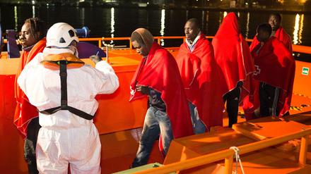 Afrikanische Flüchtlinge kommen in Spanien an. Die spanische Küstenwache hatte sie auf dem Mittelmeer gerettet.