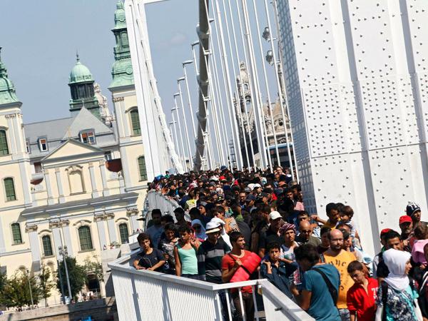 Der große Treck: Flüchtlinge auf der Elisabethbrücke in Budapest - auf dem Weg nach Österreich.