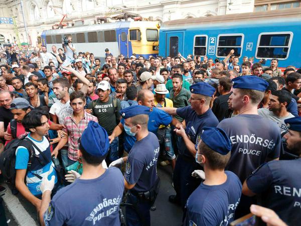 Hunderte Flüchtlinge versuchen über Ungarn nach Deutschland zu kommen.