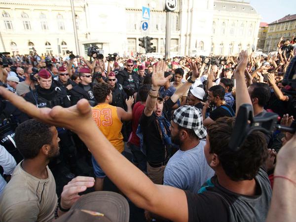 Gestrandet. Flüchtlinge demonstrieren im September 2015 vor dem Bahnhof in Budapest.