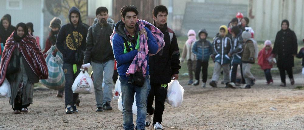 Flüchtlinge erreichen nach dem Passieren der Grenze zwischen Serbien und Mazedonien das Registrierungszentrum in Presevo in Südserbien. 