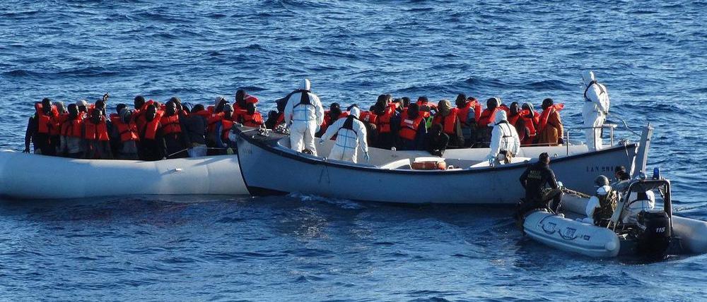 Die italienische Küstenwache muss immer wieder Flüchtlinge aus nicht seetauglichen Booten retten.