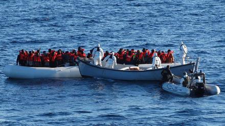 Italienische Helfer bei der Rettung von Flüchtlingen im Mittelmeer.