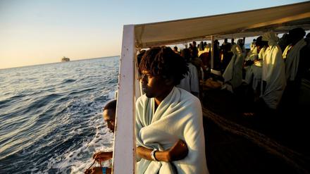 Flüchtlinge stehen auf einem Rettungsboot der Nichtregierungsorganisation "Proactiva Open Arms" und fahren in den Hafen von Algeciras in Südspanien.