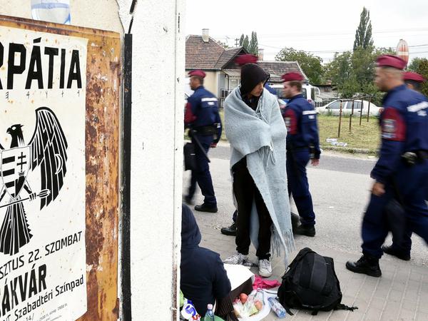 Flüchtlinge und Polizisten am Bahnhof der ungarischen Stadt Bicske