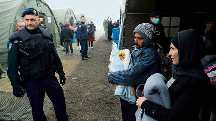 Weiterhin sind Tausende auf der Balkanroute unterwegs - wie diese Flüchtlinge, die im kroatischen Slavonski Brod auf ihre Registrierung warten.