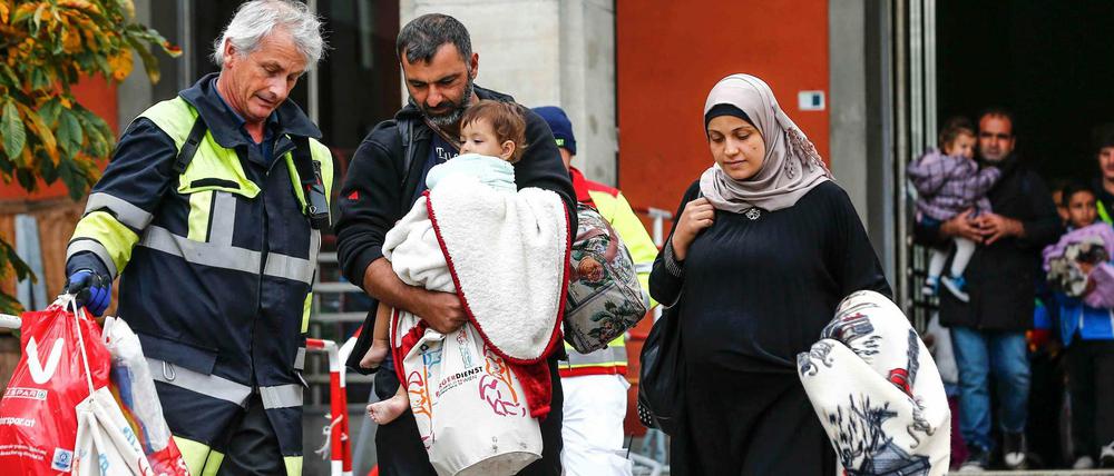 Erste Schritte in die Freiheit. Flüchtlinge werden am Münchner Hauptbahnhof von einem Helfer begleitet.