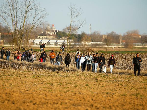 Migranten laufen Richtung Pazarkule zum Grenzübergang nach Griechenland.