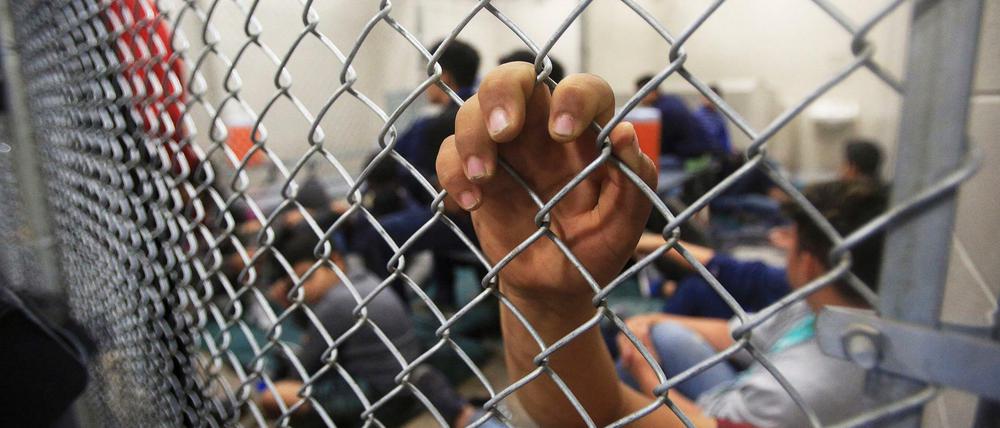 Inhaftierte Migranten warten in einer Zelle in einer Einrichtung des Grenzschutzes. 
