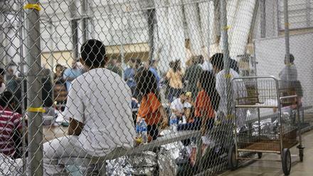 Im Käfig. Mexikaner, die illegal über die Grenze kommen, landen im Gefängnis. Ihre Kinder kommen ins Heim. 
