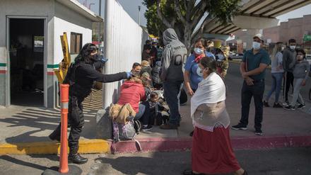 Migranten warten am Grenzübergang El Chaparral.