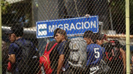 Mittelamerikanische Migranten überqueren die Grenze zu Mexiko 