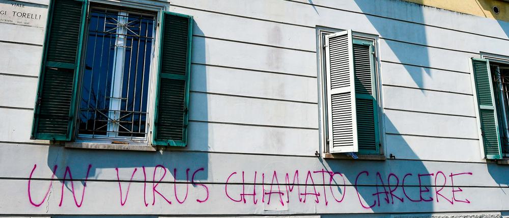 "Ein Virus namens Gefängnis" lautet das Graffito auf einer Mailänder Hausfassade.