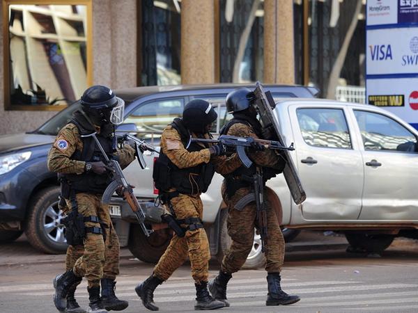 Sicherheitskräfte in Burkina Faso im Einsatz gegen eine Gruppe von Al Kaida, die in der Hauptstadt Ouagadougou ein Hotel angegriffen hat. 