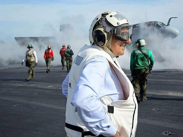 US-Verteidigungsminister Leon Panetta bei einer Übung auf dem Flugzeugträger USS-Enterprise.