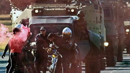 Bei der Parade für Präsident Bolsonaro verhaftete das Militär Demonstranten, die die Straße blockierten.