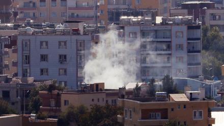 Rauch steigt über der syrischen Stadt Ras al-Ain auf. Die Waffenruhe wird Berichten zufolge nicht vollständig eingehalten.