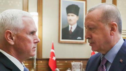 Mike Pence, Vizepräsident der USA, und Recep Tayyip Erdogan, Präsident der Türkei, in Ankara