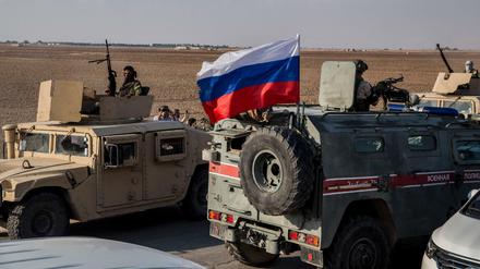 Soldaten der russischen Militärpolizei und der YPG: Die bewaffnete Kurdenmiliz soll vollständig aus Nordsyrien abgezogen sein.