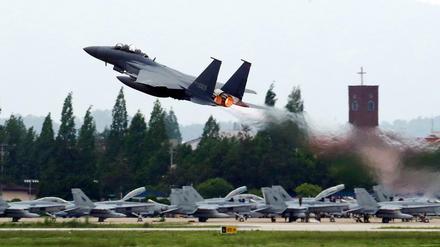 Ein Kampfjet der südkoreanischen Luftwaffe hebt im Mai im Rahmen des gemeinsamen Großmanövers mit den USA ab.