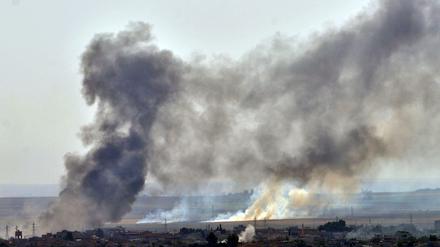 Rauch steigt in der nordsyrischen Stadt Ras al-Ain während eines Angriffs der türkischen Armee auf.