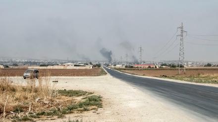 Syrien, Ras al-Ain: Rauchwolken steigen nach einem Granatenangriff auf. 