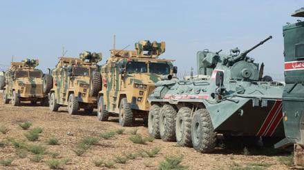 Türkische und russische Soldaten in Panzer patroullieren an der türkisch-syrischen Grenze.