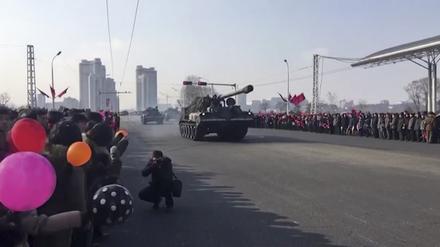 Militärfahrzeuge in den Straßen von Pjöngjang.