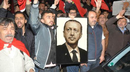 Anhänger des türkischen Präsidenten Recep Tayyip Erdogan demonstrieren in der Putschnacht in Stuttgart.